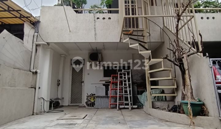 Rumah 3 Lantai Lokasi Strategis di Senen, Jakarta Pusat