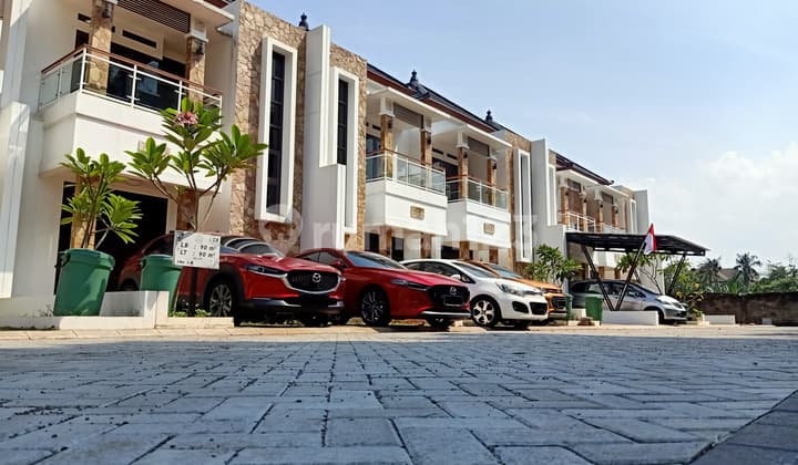 Rumah Mewah berdesign Villa Bali, sudah siap huni dekat dengan Stasiun LRT Harjamukti Cibubur. SHM