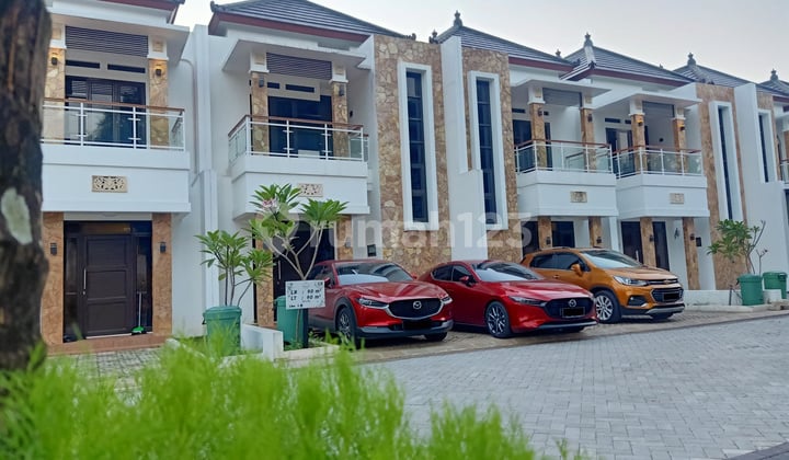 Rumah Mewah berdesign Villa Bali, sudah siap huni dekat dengan Stasiun LRT Harjamukti Cibubur. SHM