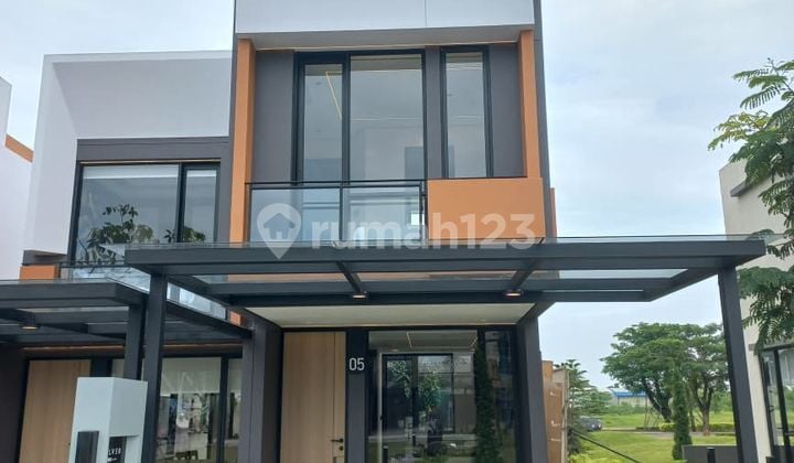 Silver Beverly Living House Strategically Located