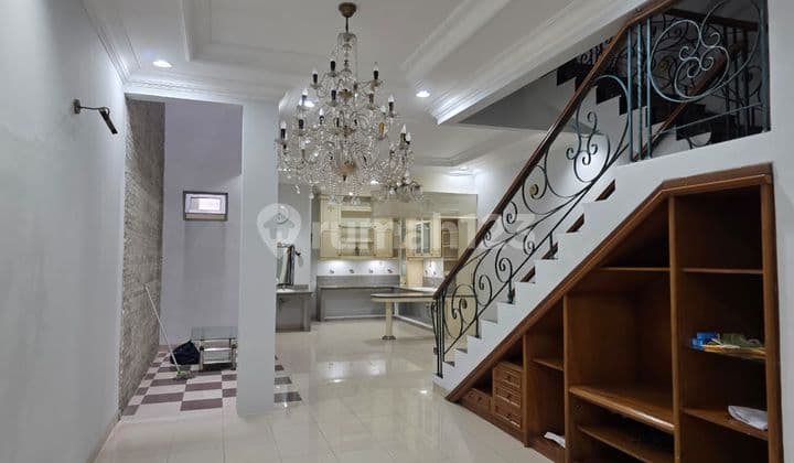 3-Storey House Ready to Occupy Glodok West Jakarta