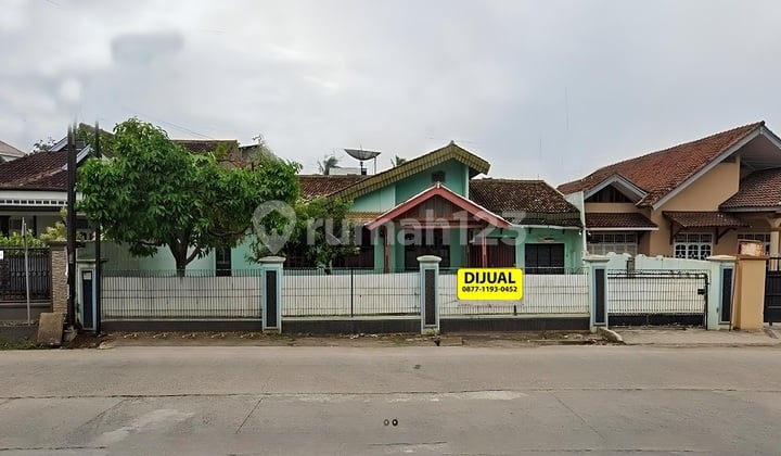 Rumah Second Lt 700 M2 Strategis Pinggir Jalan Pramuka