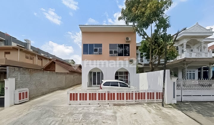 Rumah untuk Usaha Café Butik di Enggal