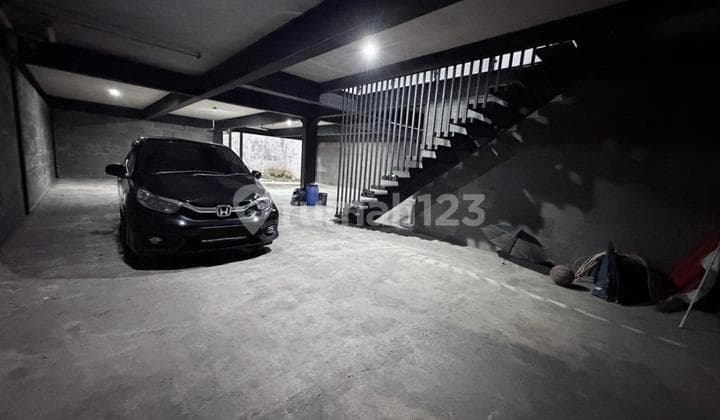 Inspirasi Kerja Dari Rumah! Properti Modern dengan Area Office & Living yang Luas.