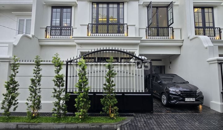 Brand New Rumah Mewah American Classic Cempaka Putih 3 Lantai