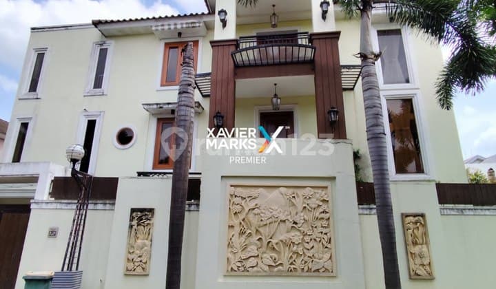 For Sale 3-Storey Luxury House in Hook Position at Permata Jingga Soehat, Malang✨