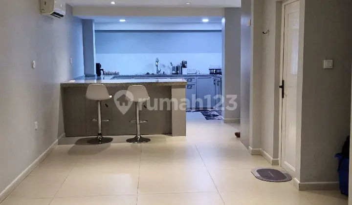 Rumah 3 Lantai di Pelepah Elok. Strategis. Depan Taman