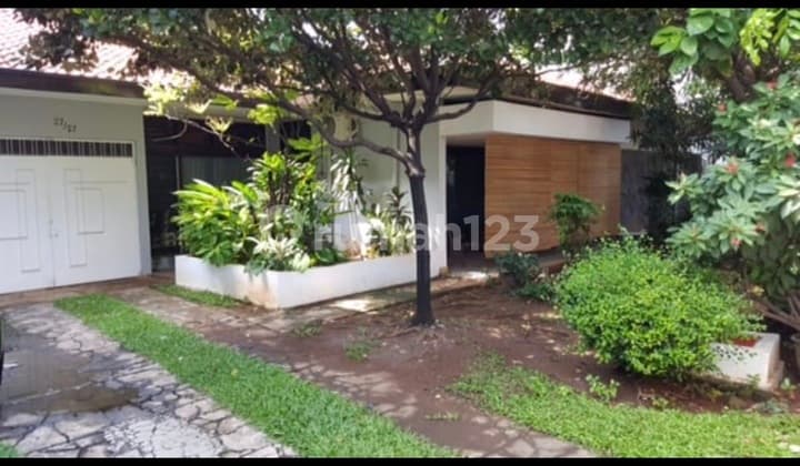 Jual Rumah Cempaka Putih Siap Huni Rapi Terawat Bebas Banjir. Lokasi Strategis Dekat Rumah Sakit Dan Jalan Utama. Akses Transportasi Mudah