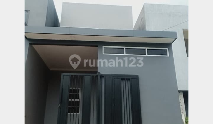 Rumah Siap Huni, 3 Lantai, Hadap Selatan, Rooftop, Kota Malang