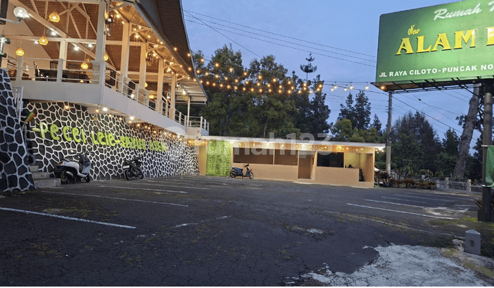 Rumah Makan dengan View yang Sangat Indah & Selalu Penuh Restonya