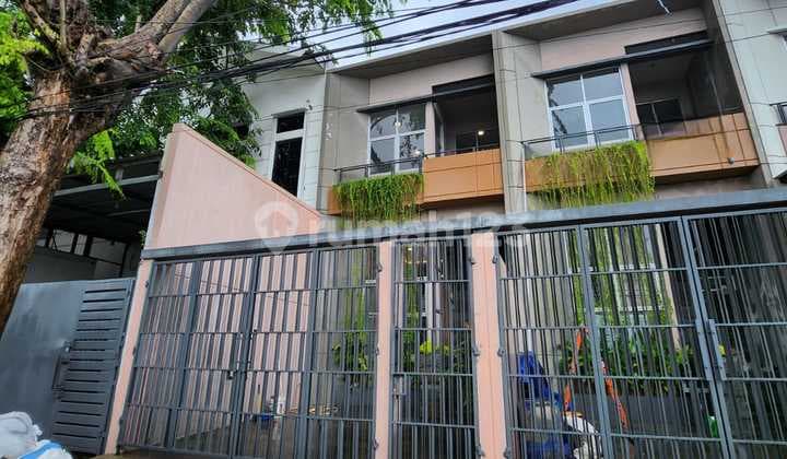 Rumah 2 Lantai Siap Huni Strategis di Meruya 2 Man Saja