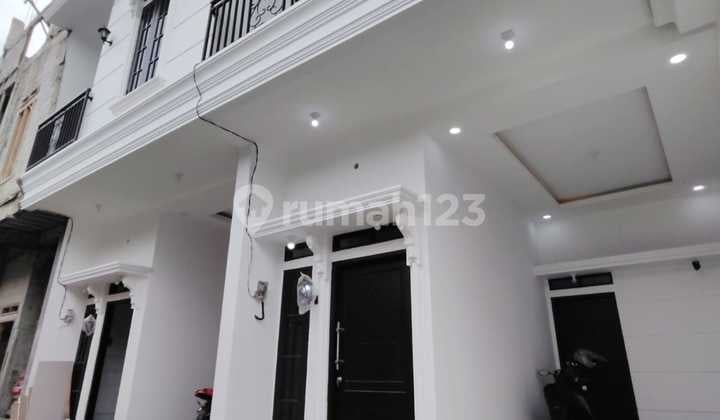 Dijual Rumah Tiga Lantai Rooftop Cluster