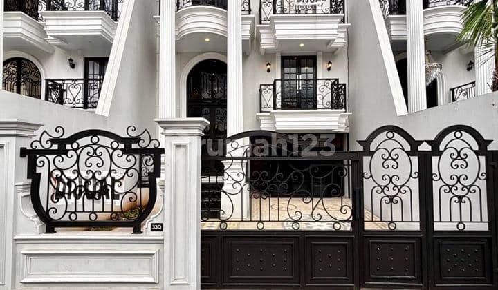 Dijual Rumah Mewah Clasik Ada Poolnya