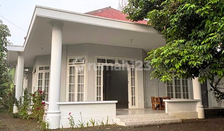 Rumah Mewah Bergaya Villa di Tengah Kota Blitar