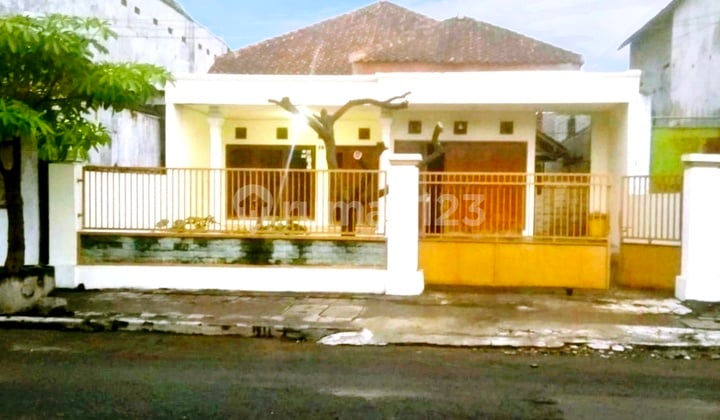 Rumah Luas Wates Pinggir Jalan Raya Utama