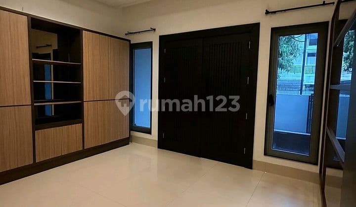 Dijual Cepat Rumah Eksklusif Di Camar Elok Pik 2,5 Lantai Siap Huni, Kawasan Elite, Lingkungan Premium, Akes Cepat& Best Deal