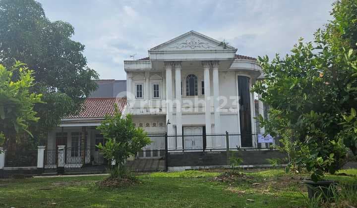 Dijual Cepat Rumah Asri 2 Lantai Hadap Taman di Palem Semi
