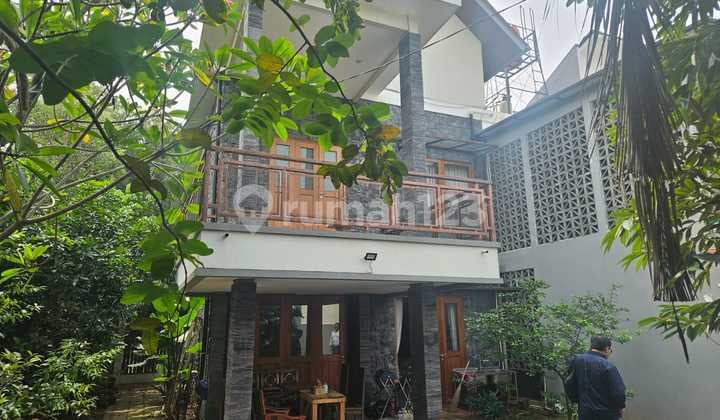 Rumah dengan Kolam Renang Pribadi di Kebayoran Village
