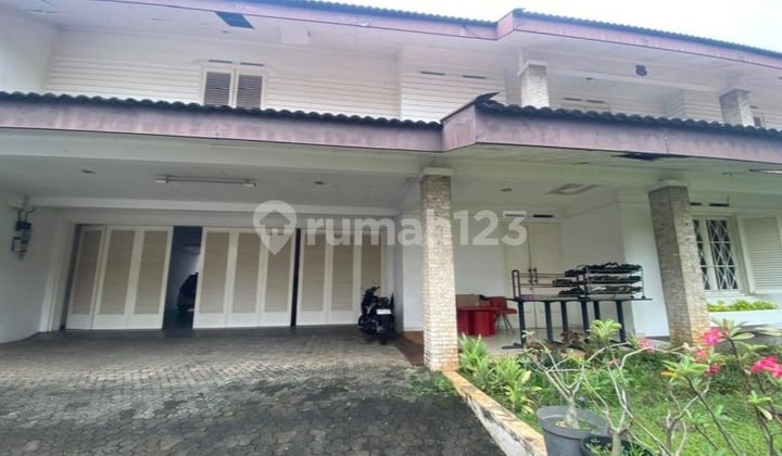 Rumah Strategis Kolam Renang Pribadi di Cilandak Barat