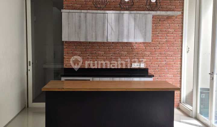 For Rent: Pelican Hill House, 2 Floors 3 Bedrooms, 178m² Building Area, Empty, Near Ciputra University Surabaya City Center