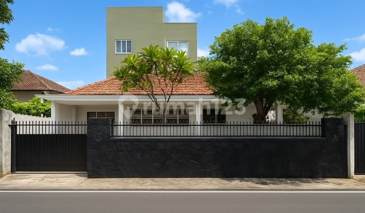 3 BR Nice House, Freehold Certificate, Kebayoran Baru Area