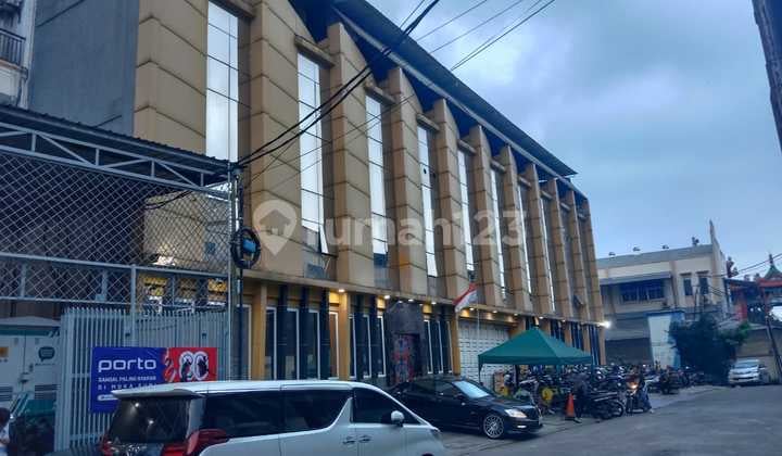 Pabrik, di Kapuk Muara