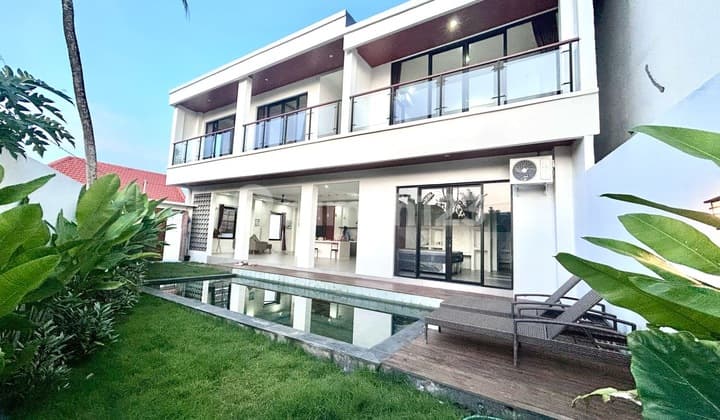 Dijual - Vila Freehold 4 Kamar Tidur dengan Pemandangan Sawah