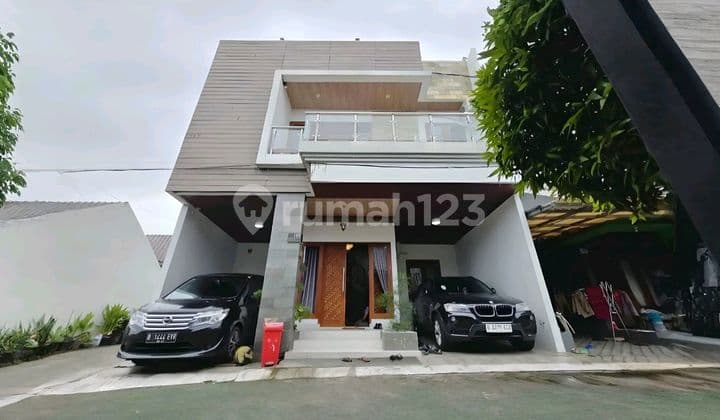 Rumah 3 Lantai Rooftop Lega Spek Istimewa Kayu Jati Semi Furnish