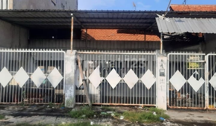 Quick Sale: Land-Sized House Very Close to Ubaya Campus Quick Sale: Land-Sized House Very Close to Ubaya Campus