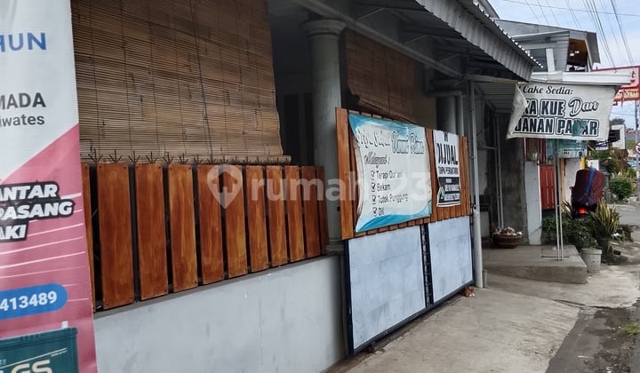 Rumah Tepi Jalan Dekat Stadion Notohadigoro. SHM