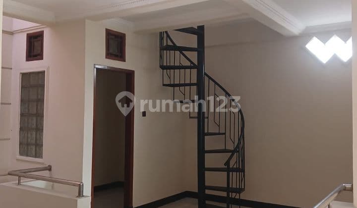 Disewakan Rumah 2 Lantai di Antapani
