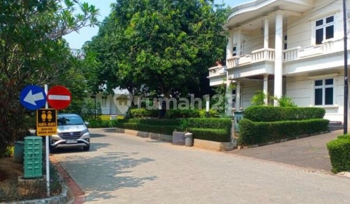 Rumah 2 Lantai dengan Luas Tanah 692M2 di Pondok Labu Garden