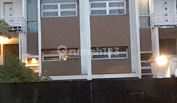 Rumah 3 Lantai dengan Luas Tanah 828 M2 di