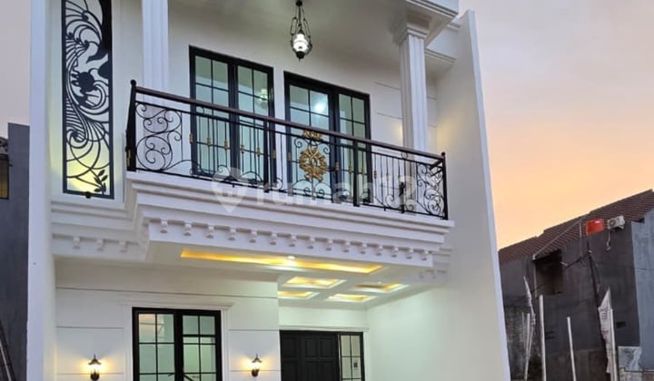 Rumah American Classic 2 Lantai 3 Kamar Tidur Akses Dekat Stasiun KRL, Free All In