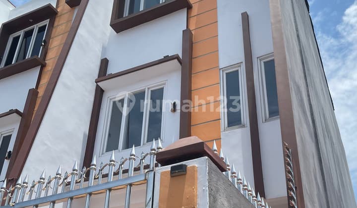 Rumah Baru 3 Lantai SHM di Kemayoran, Taruna Raya