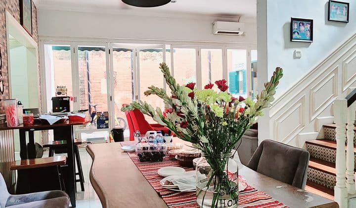 Rumah Hadap Utara 2 Lantai Semi Furnished Dekat Mal di Bintaro