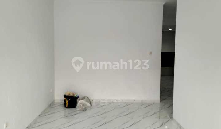 Rumah Hadap Barat Daya Full Renovasi SHM Siap Huni di Kalideres