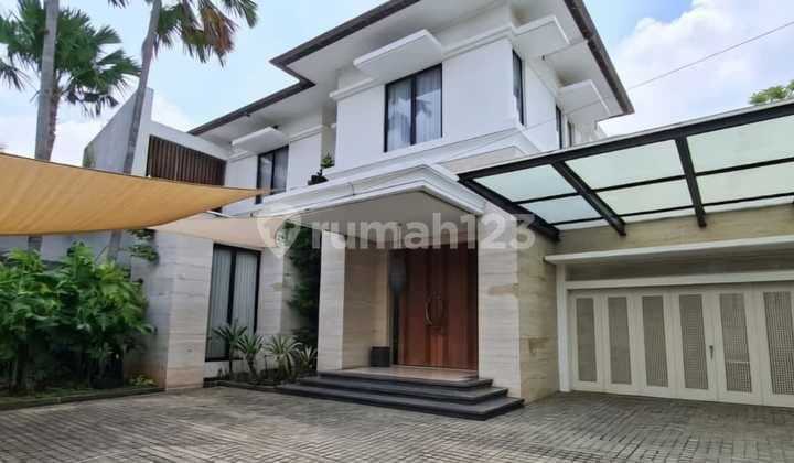 Rumah Luas 2 Lantai dengan Private Pool dan Taman di Cipete