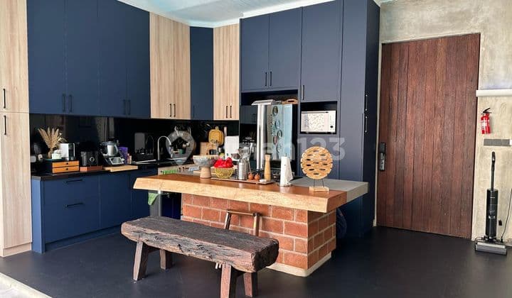 Rumah dengan Carport Luas dengan Private Pool di Bintaro, Tangsel