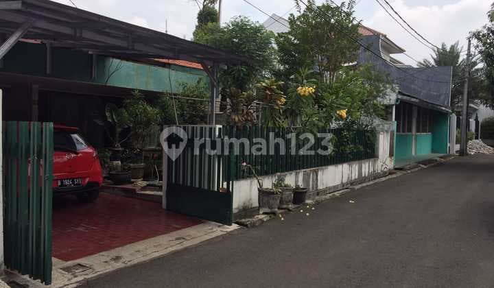 Rumah SHM 3 Kamar Tidur dengan 2 Gudang Dekat Busway di Jaksel