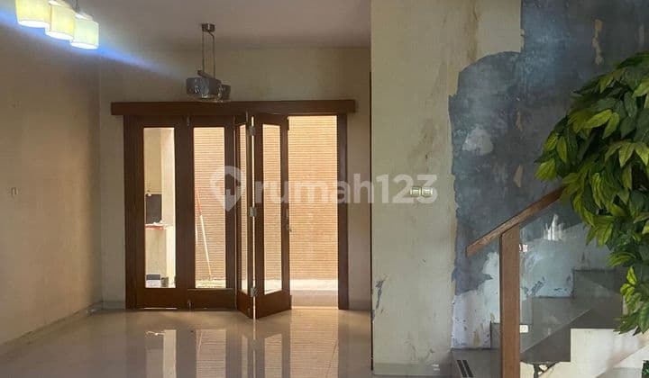 Rumah Unfurnished 2 Lantai Parkir Luas Siap Huni di Pondok Indah