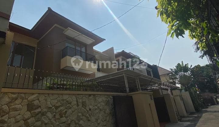 Rumah Area Mampang 2 Lantai Mewah Semi Furnished di Kemang