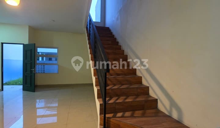 Rumah Siap Huni Anti Banjir Jalanan Depan Luas di Banjar Wijaya