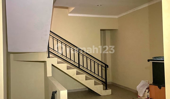 Ruko 3 Lantai SHM Hadap Timur Siap Pakai di Ciputat Tangsel