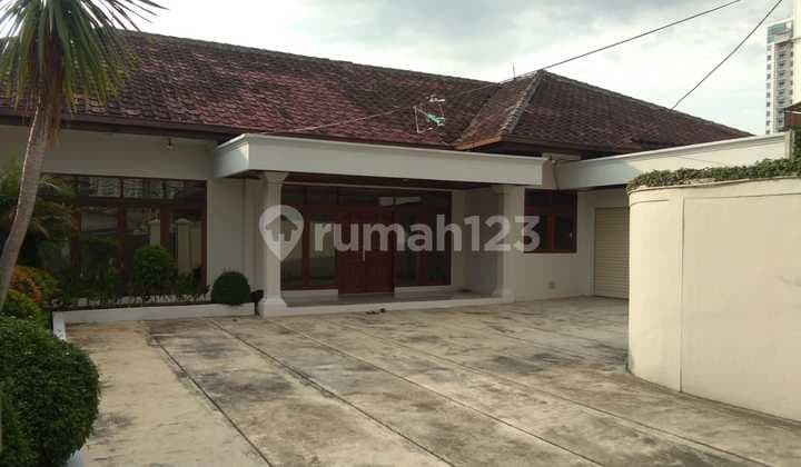Rumah Luas 3 Kavling dengan Kolam Renang Semi Furnished di Cipete
