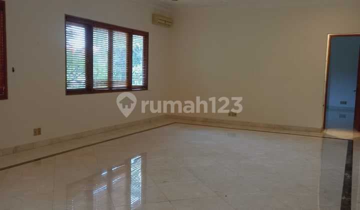 Rumah Bebas Banjir dengan Taman Luas Semi Furnished di Kemang