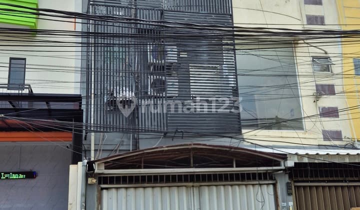 4-Storey Shophouse with Wide Road Access, South-Facing in Mangga Besar