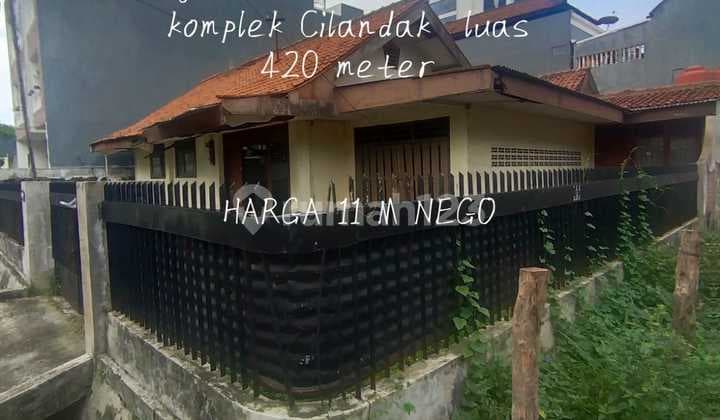 Old House 5 Bedrooms Hook Position in Cilandak, South Jakarta