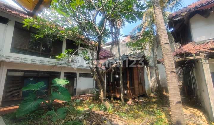 Old House with Spacious Carport Near Proklamator Park in South Menteng, Jakarta