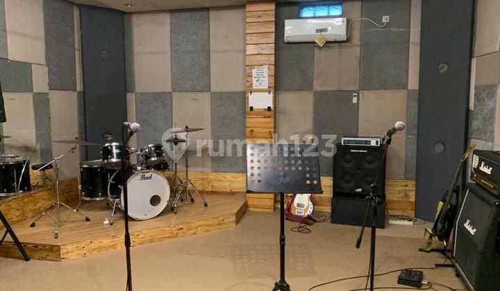Jual Bangunan Usaha Cafe dan Music Studio Aktif di Mainroad Surapati